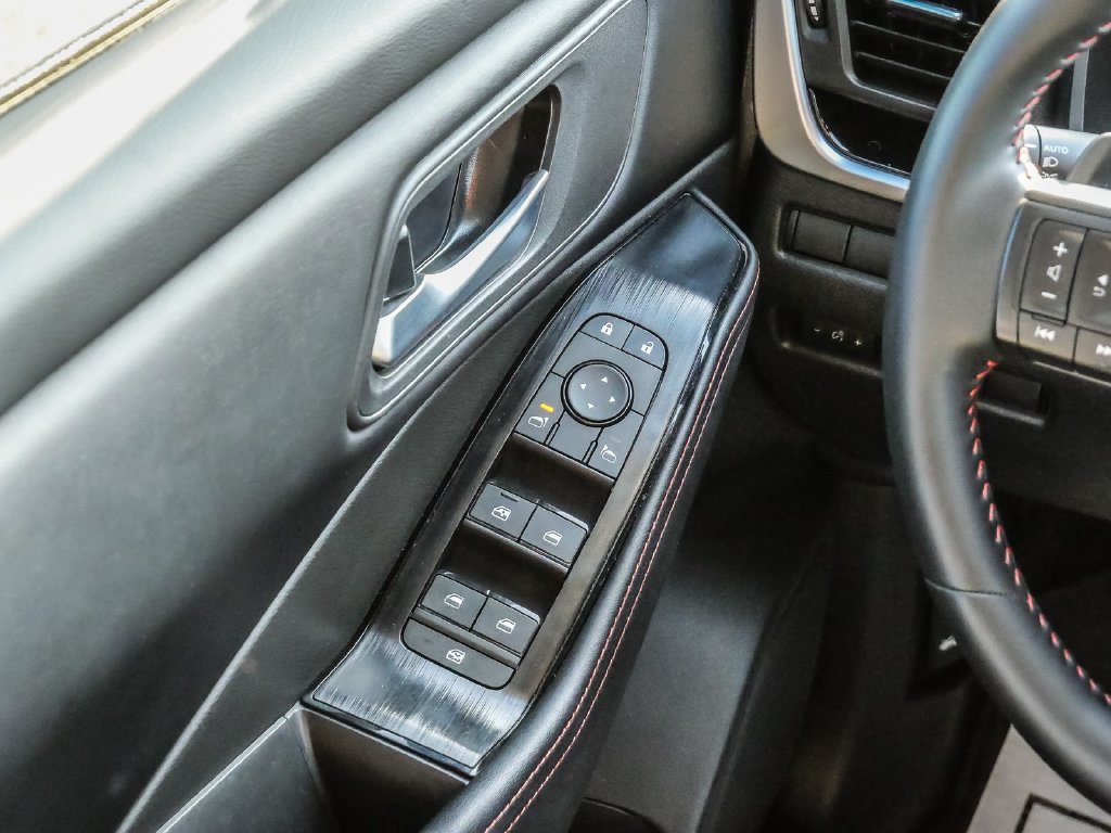 Used 2025 Nissan Rogue SV AWD/4WD image 31