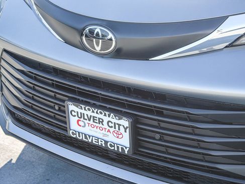 New 2026 Toyota Sienna XLE image 6