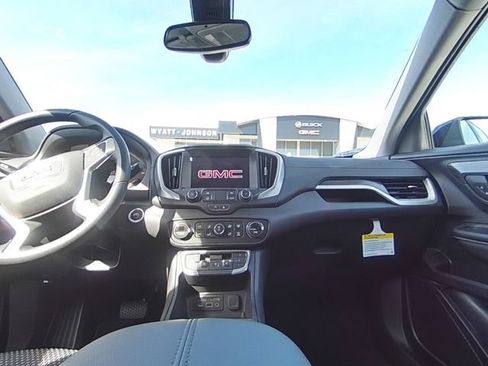 Used 2024 GMC Terrain SLE w/ Driver Convenience Package FWD image 30