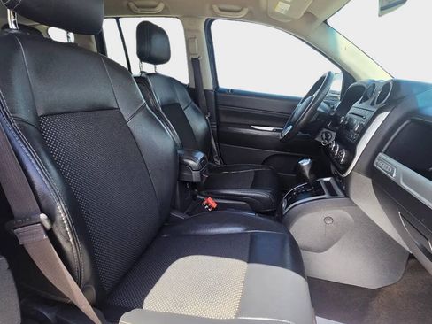 Used 2017 Jeep Compass Latitude FWD image 11
