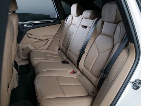 Certified 2026 Porsche Macan AWD/4WD image 13