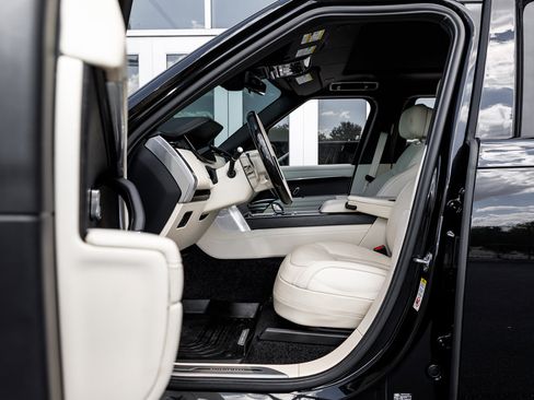 Used 2024 Land Rover Range Rover Long Wheelbase Autobiography AWD/4WD image 9