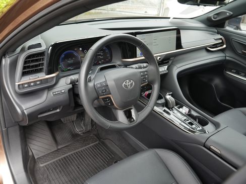 Used 2025 Toyota Crown Signia w/ Advanced Technology Package image 4