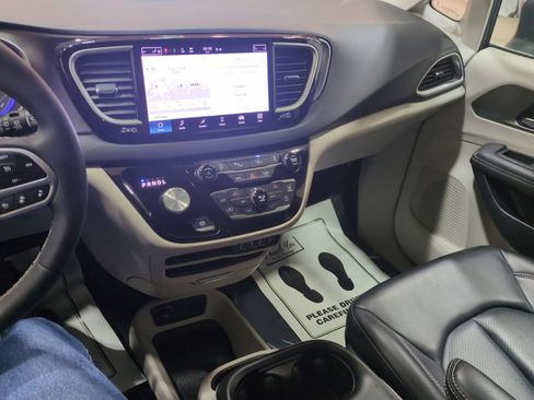 Used 2023 Chrysler Pacifica Touring-L FWD image 32