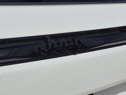 Used 2024 Jeep Grand Cherokee Limited w/ Black Appearance Package AWD/4WD image 28