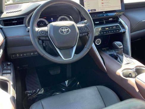 Used 2023 Toyota Venza Limited AWD/4WD image 2