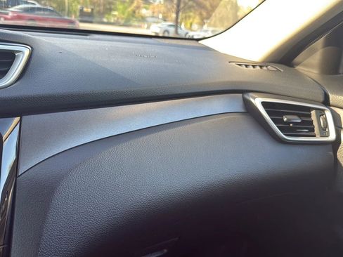 Used 2015 Nissan Rogue S image 39