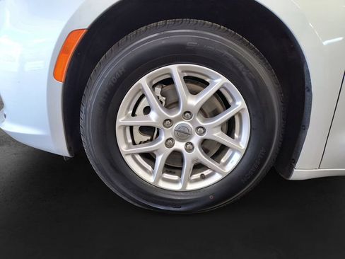 Used 2024 Chrysler Pacifica Touring-L FWD image 9