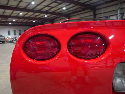 Used 2001 Chevrolet Corvette Coupe RWD image 31