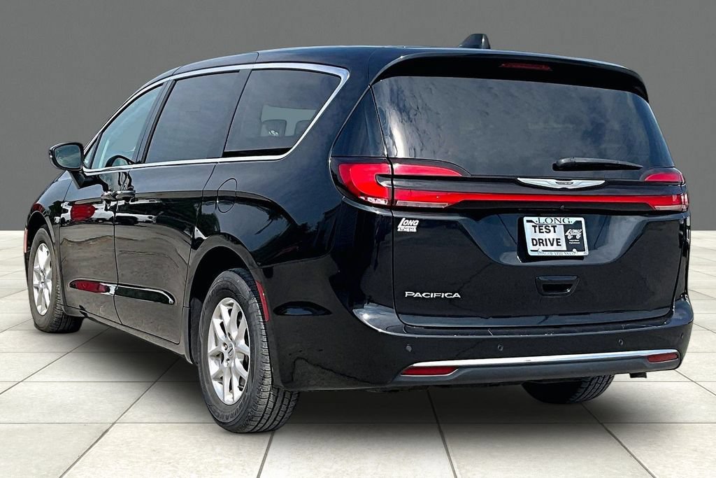 Used 2023 Chrysler Pacifica Touring-L FWD image 12
