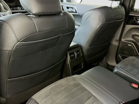 Used 2025 Mitsubishi Outlander SE image 28