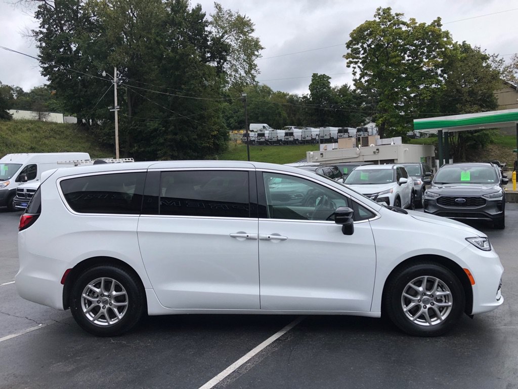 Used 2024 Chrysler Pacifica Touring-L FWD image 7