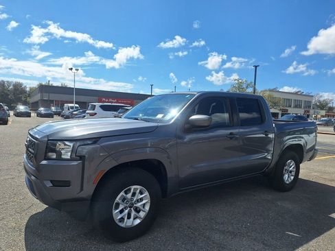 Used 2024 Nissan Frontier SV image 9