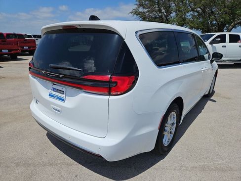 New 2027 Chrysler Pacifica Select FWD image 7