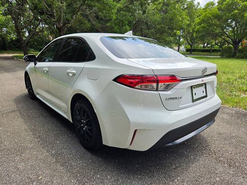 Used 2022 Toyota Corolla LE FWD image 5