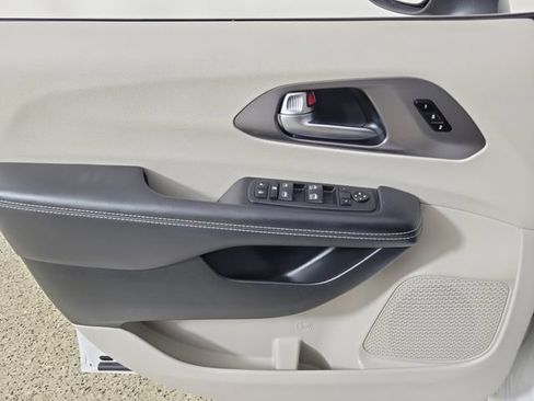 Used 2023 Chrysler Pacifica Touring-L FWD image 21