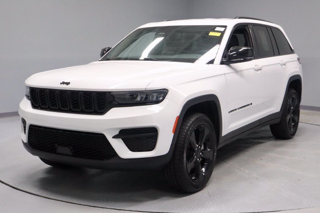 Used 2024 Jeep Grand Cherokee Altitude AWD/4WD image 7