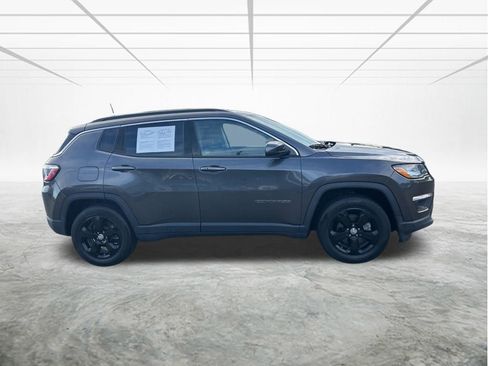 Used 2019 Jeep Compass Latitude FWD image 3