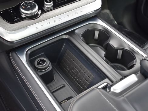 Certified 2025 Ford Expedition Platinum AWD/4WD image 19