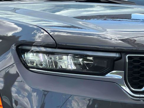 Used 2025 Jeep Grand Cherokee 4WD image 8