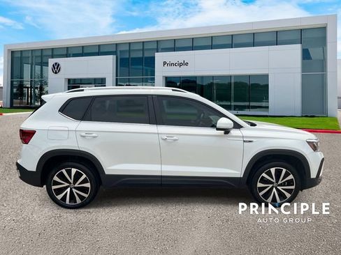 Used 2023 Volkswagen Taos SE w/ Panoramic Sunroof Package FWD image 5