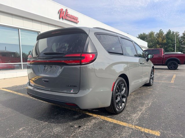 Used 2025 Chrysler Pacifica Limited FWD image 12