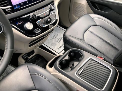 Used 2024 Chrysler Pacifica Touring-L FWD image 19