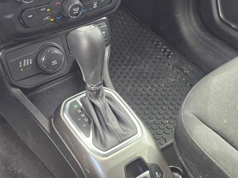 Used 2022 Jeep Renegade Latitude AWD/4WD image 31