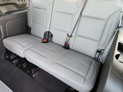 Used 2024 Chevrolet Suburban LT RWD image 30