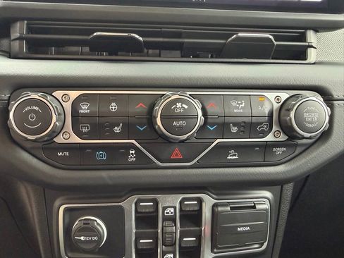 Certified 2025 Jeep Wrangler Unlimited Sahara AWD/4WD image 26