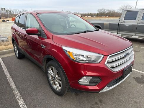 Used 2019 Ford Escape SE image 2