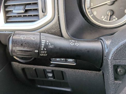 Used 2018 Nissan Titan SV image 24