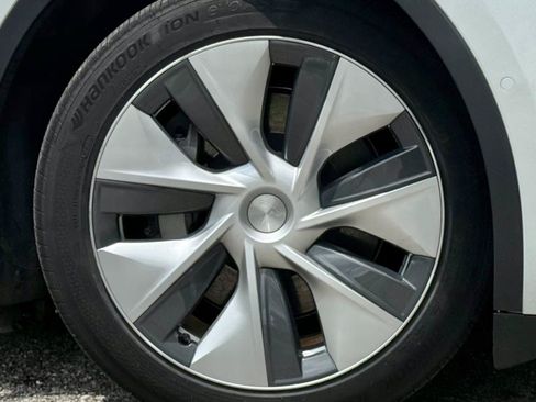Used 2021 Tesla Model Y Long Range AWD/4WD image 28