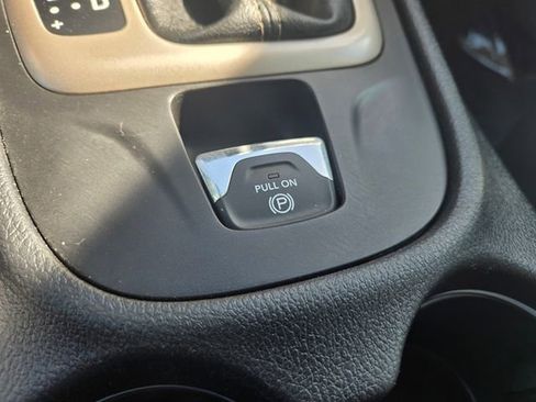 Used 2018 Jeep Cherokee Latitude w/ Altitude Package image 20