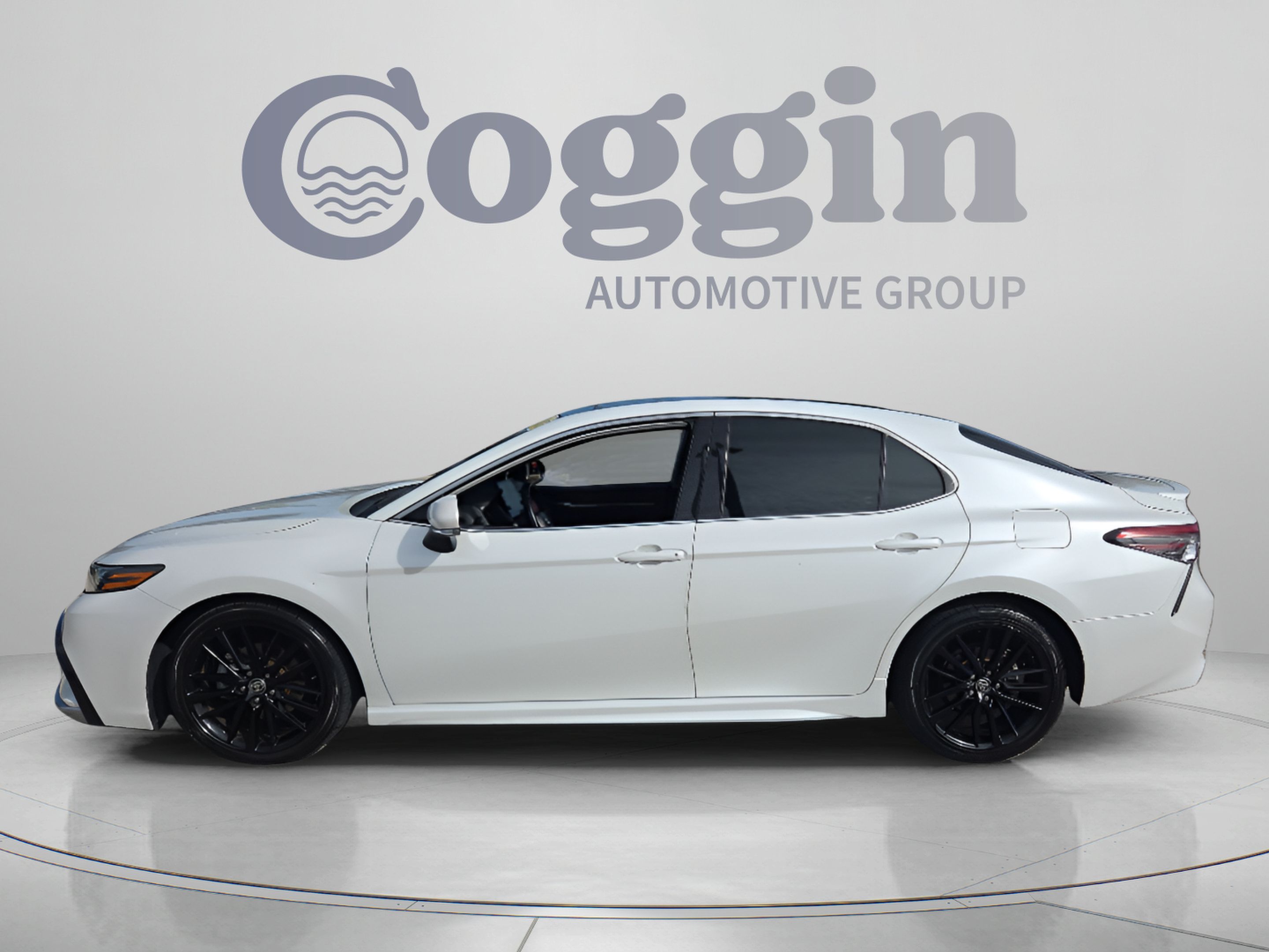 Used 2022 Toyota Camry XSE w/ Navigation Package FWD image 2