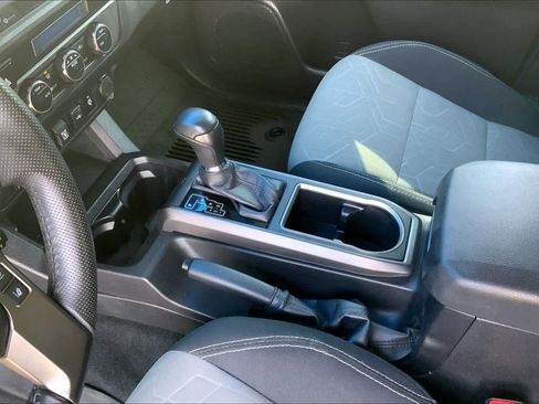 Used 2022 Toyota Tacoma TRD Off-Road image 17