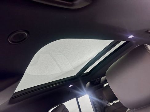 Used 2025 Land Rover Defender 110 X-Dynamic SE image 14