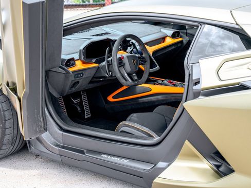 Used 2025 Lamborghini Revuelto AWD/4WD image 21