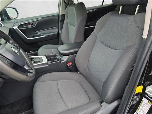 Used 2021 Toyota RAV4 XLE AWD/4WD image 17