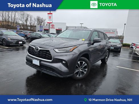 Used 2022 Toyota Highlander XLE AWD/4WD image 1