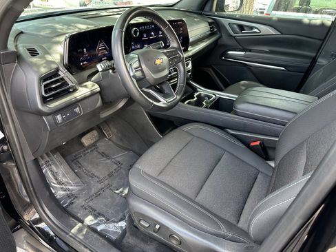 Used 2025 Chevrolet Traverse LT FWD image 11