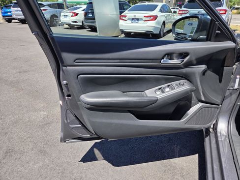 Used 2025 Nissan Altima 2.5 SV FWD image 12