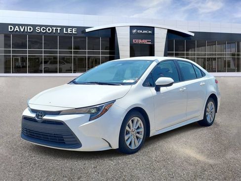 Used 2023 Toyota Corolla LE w/ LE Convenience Package FWD image 2