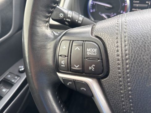 Used 2019 Toyota Highlander XLE image 14