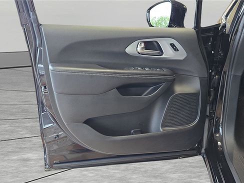 Used 2026 Chrysler Pacifica Limited FWD image 26