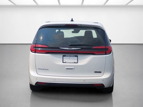 Used 2023 Chrysler Pacifica Touring-L FWD image 4