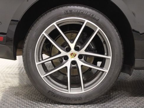 Certified 2022 Porsche Macan AWD/4WD image 9