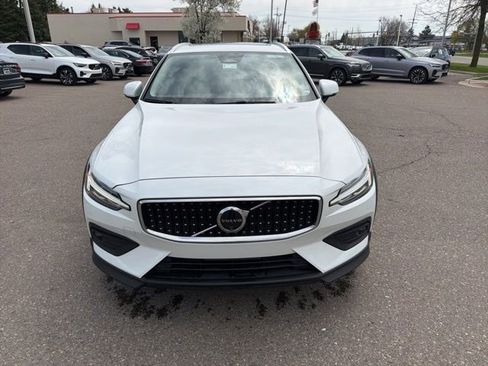 Used 2025 Volvo V60 B5 Cross Country Plus AWD/4WD image 2