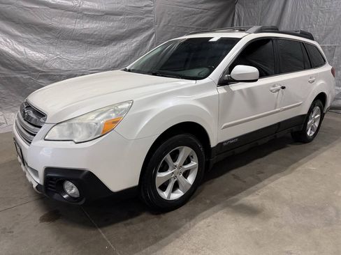 Used 2013 Subaru Outback 2.5i Limited w/ Moonroof Pkg AWD/4WD image 3