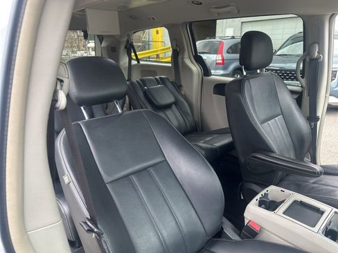 Used 2015 Chrysler Town & Country Touring w/ Driver Convenience Group image 34